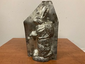 lot 61 image: Vintage Metal Bunny Chocolate Mold
