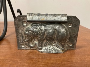 lot 63 image: Vintage Metal Elephant Chocolate Mold