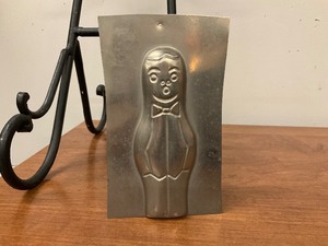 lot 71 image: Vintage Metal Choir Boy Chocolate Mold