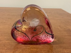 lot 104 image: Robert Held Heart Art Glass Paper Weight