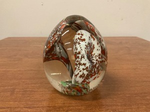 lot 110 image: Egg Shaped Hand Blown Art Glass Paper Weight