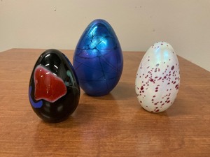 lot 118 image: 3 Art Glass Egg Shaped Art Glass Paper Weights