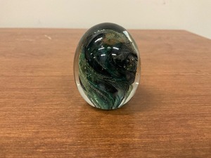 lot 121 image: Hand Blown Egg Shaped Art Glass Paper Weight