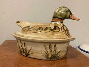 lot 127 image: Louisville Pottery Duck Casserole Dish