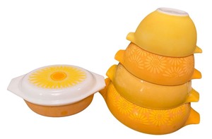 lot 39 image: Set of 4 Vintage Yellow Sunflower Pyrex Nesting Bowls & Sunflower Casserole Dish With Lid