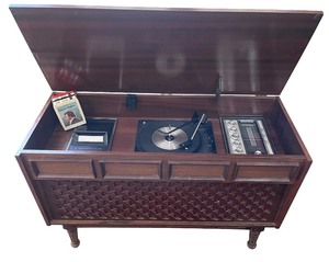 lot 50 image: Vintage Electrophonic Stereo Console with Record Player and 8-Track