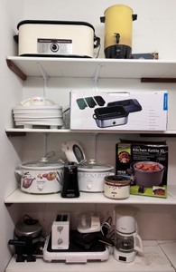 lot 82 image: Assorted Kitchen Appliances and Cookware Collection