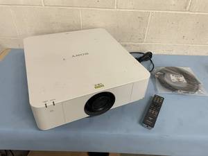 lot 8 image: Sony VPL-FHZ65 WUXGA 6,000-Lumen HD Widescreen Laser Light Source Projector  Projection System