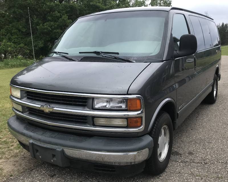 lot 4 image: 1998 Chevy Express 1500 Van
