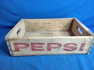 lot 32 image: Vintage Pepsi Crate