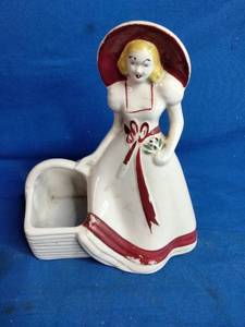 lot 48 image: Vintage 1940s USA Hull pottery lady planter Hat Basket Southern Belle #354