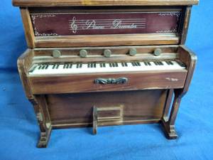 lot 49 image: Vintage Piano Decanter with Shot Glasses