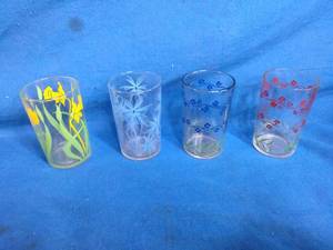 lot 55 image: 4 Kraft Swanky Swig Juice Glasses