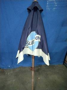 lot 62 image: 6 Blue Moon Umbrella