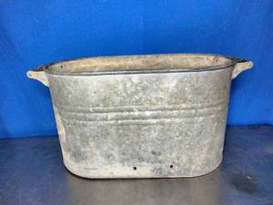 lot 71 image: Antique Galvanized Metal Wash Tub