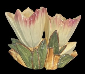 lot 21 image: Vintage McCoy Double Tulip Vase