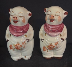 lot 115 image: Vintage Shawnee Pottery Smiley the Pig Salt and Pepper Shakers