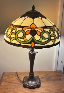 lot 141 image: Stunning Stained Glass Tiffany Style Table Lamp