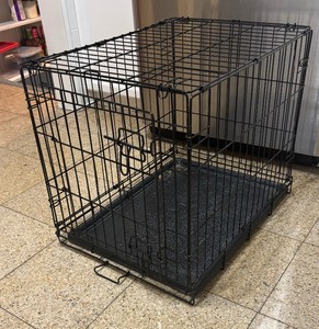 lot 146 image: Black Pet Kennel