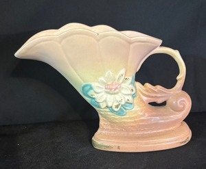lot 158 image: Vintage Hull Art Pottery Waterlily Cornucopia Vase