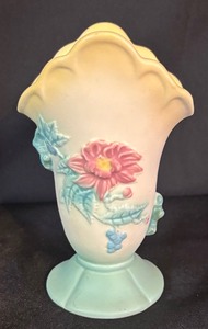 lot 159 image: Vintage Hull Pottery Woodland Vase