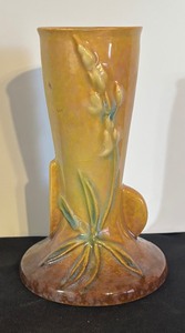 lot 164 image: Vintage Roseville Pottery Wincraft Lupine Vase