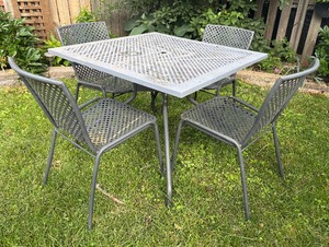 lot 174 image: Pretty Patio Table with Four Chairs