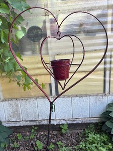 lot 215 image: Heart Shaped Metal Plant Hanger
