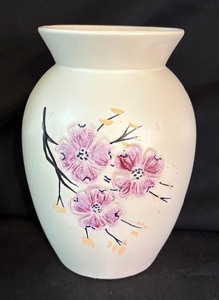 lot 231 image: Vintage McCoy Springwood Dogwood Vase