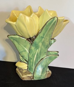 lot 234 image: Vintage McCoy Double Tulip Vase