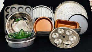 lot 262 image: Time to Bake Muffin Pans, Pie Pans, Juicer, Bowls and More