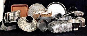 lot 199 image: Fabulous Lot of Baking Items including Mixing Bowls, Pie Pans and More
