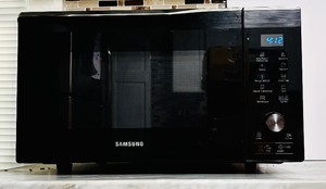 lot 193 image: Samsung Microwave
