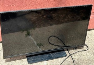 lot 89 image: Vizio 34 Inch TV