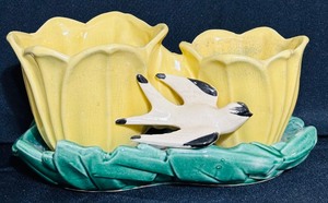 lot 326 image: Vintage 1940s Vintage McCoy Art Pottery  Double Tulip Swallow Flower Pot Planter