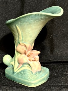 lot 280 image: Vintage 1940s Roseville Art Pottery Clematis Cornucopia Vase