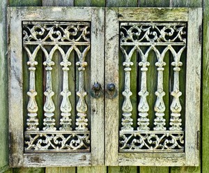 lot 185 image: Vintage Decor of Pretty Outdoor Wooden Windows