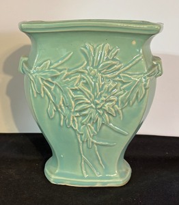 lot 258 image: Vintage McCoy Chrysanthemum Vase