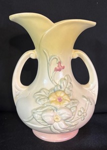 lot 286 image: Vintage Hull Art Pottery Wildflower Vase