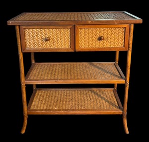 lot 281 image: Beautiful Henry Link Style Rattan Accent Table