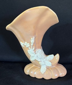 lot 287 image: Vintage Weller Pottery Salmon Cornucopia Vase