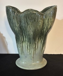 lot 296 image: Vintage McCoy Floraline Green Scalloped Oval Vase