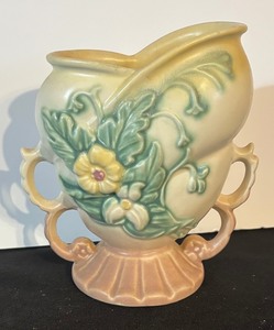 lot 305 image: Vintage Hull Pottery Wildflower Double Handled Vase