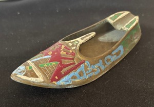 lot 307 image: Vintage Brass Aladdin Slipper  Middle Eastern Ashtray