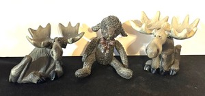 lot 313 image: Moose and Teddy Bear Figurines