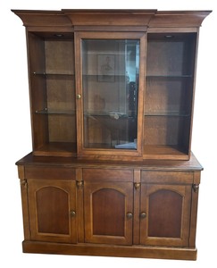 lot 15 image: Vintage Shermag Heritage Collection Maple Hutch