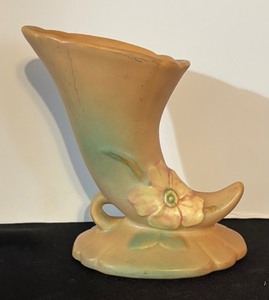 lot 356 image: Vintage Weller Pottery Peach Wild Rose Cornucopia Vase