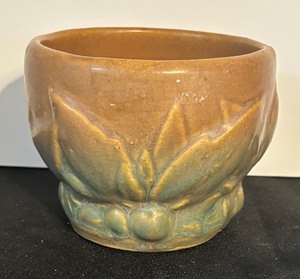 lot 364 image: Vintage McCoy Pottery Leaves and Berries Vase  Planter