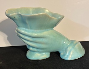lot 368 image: Vintage Hand Holding Trumpet Lily Vase by McCoy Pottery