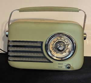 lot 370 image: iTek Throwback Retro Style Radio